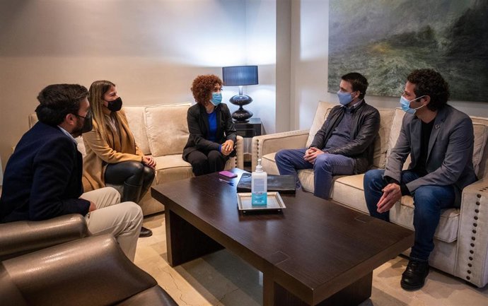 La presidenta de la Diputación se reúne con la nueva directiva de AJE-Huelva. 