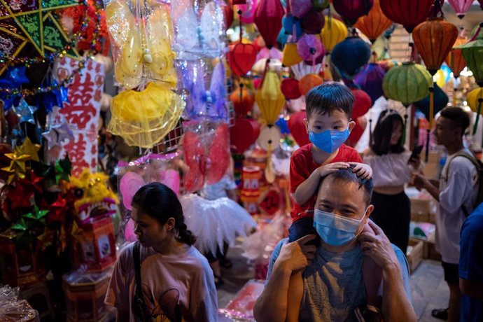Personas con mascarilla durante el Festival de Otoño en Hanói, Vietnam