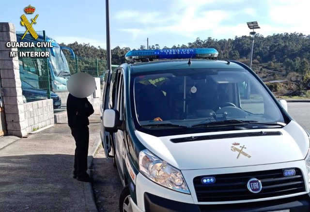 La Guardia Civil ha investigado a un hombre de 36 años domiciliado en Vilagarcía de Arousa (Pontevedra) que huyó a pie del lugar en el que sufrió un accidente