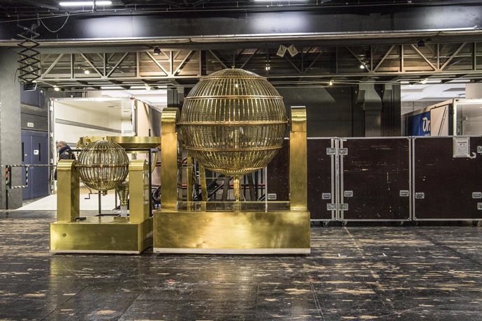 Llegada De Los Bombos Del Sorteo Extraordinario De Navidad Al Teatro Real De Madrid.