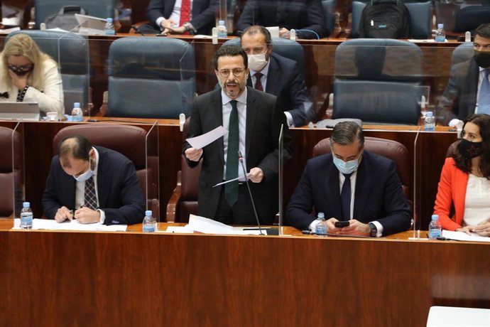 El consejero de Hacienda en la Comunidad de Madrid, Javier Fernández-Lasquetty, interviene durante una sesión plenaria en la Asamblea de Madrid (España), a 3 de diciembre de 2020. La Asamblea leva a debate en el Pleno de este jueves los planes alternati