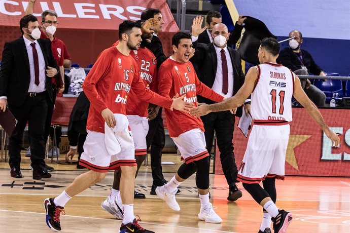 Kostas Sloukas celebra una canasta con el banquillo durante el Bara-Olympiacos de Euroliga