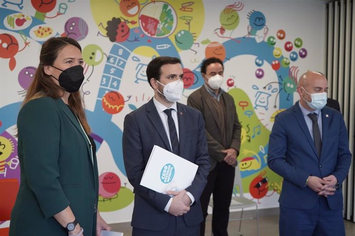 El ministro de Consumo del Gobierno, Alberto Garzn, en su visita a la sede de la Gasol Foundation en Sant Boi de Llobregat (Barcelona)