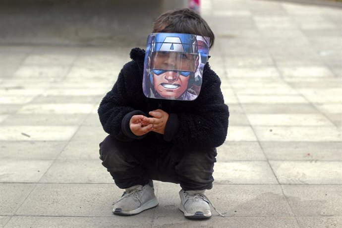 dpatop - 09 June 2020, Chile, Santiago: A child wears a full protection mask with the figure of Captain America. Chile has confirmed 138846 cases of coronavirus (COVID-19). Photo: Sebastian Silva/ZUMA Wire/dpa