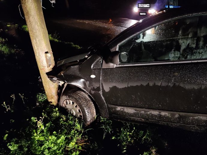 Accidente de coche en Vimiazo en el que el conductor escupió y agredió a los agentes que fueron a socorrerlo
