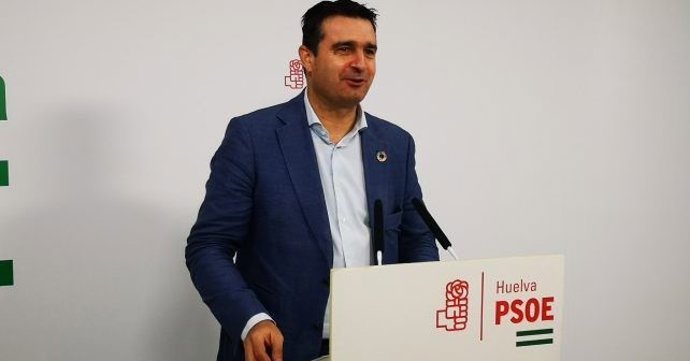 El senador socialista Amaro Huelva, en rueda de prensa.