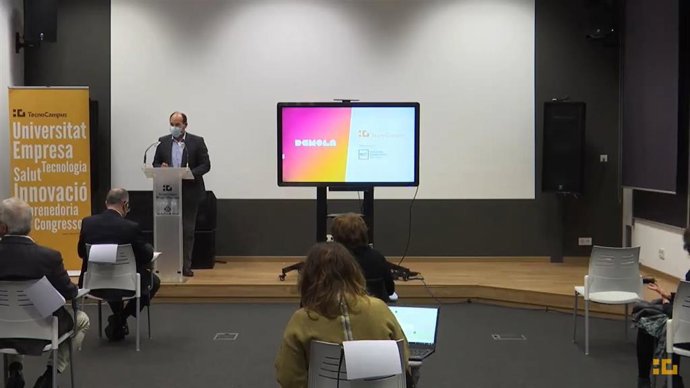 El director general del Tecnocampus, Josep Lluís Checa, interviniendo en la presentación del programa Demola