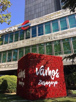 Flores en la sede de Ibercaja con motivo del día del Pilar.