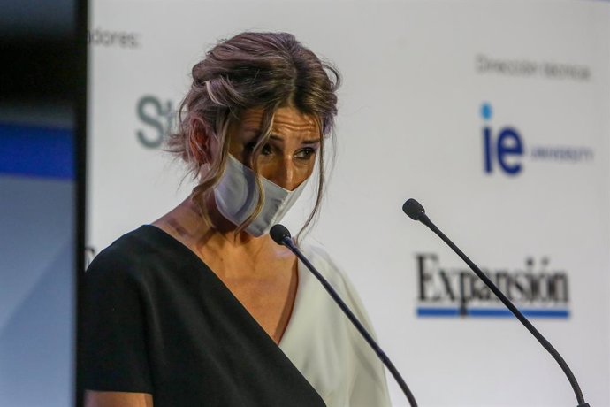La ministra de Trabajo y Economía Social, Yolanda Díaz, interviene durante el acto de clausura de la entrega de los Premios Expansión a la Innovación en Recursos Humanos, en el Hotel Westin Palace, Madrid, (España), a 26 de noviembre de 2020.
