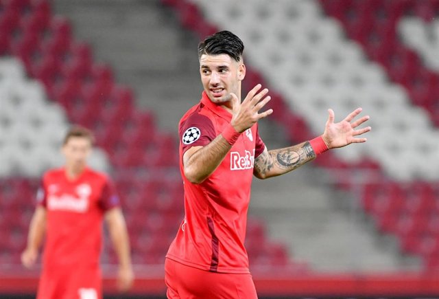 Dominik Szoboszlai jugando con el Salzburgo