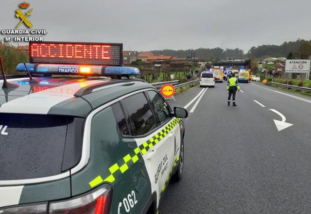 Un vehículo de la Guardia Civil desplazado al lugar de un accidente