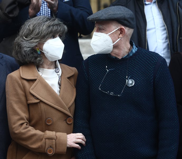 L'exministra de Sanitat y actual secretaria de Sanitat de la Comisió Executiva Federal del PSOE, María Luisa Carcedo, juntament amb  Ángel Hernández celebren, davant del Congrés dels Diputats, l'aprovació de la llei d'eutansia.