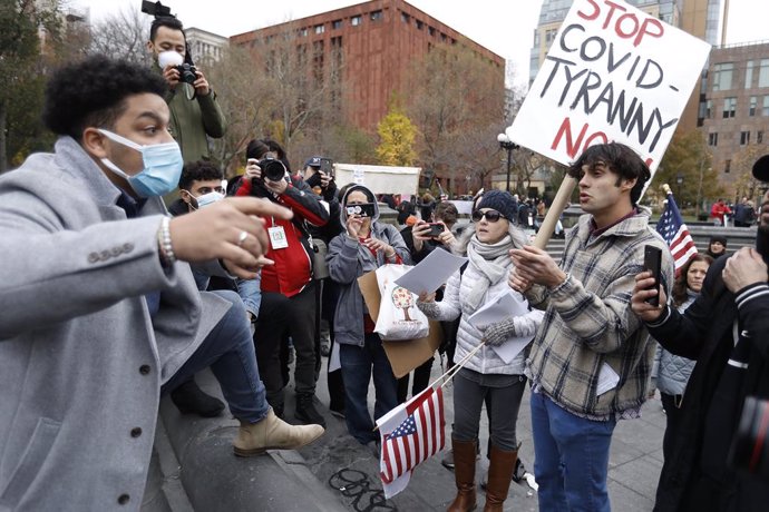 Manifestantes a favor y en contra de las restricciones por la pandemia de coronavirus en Nueva York