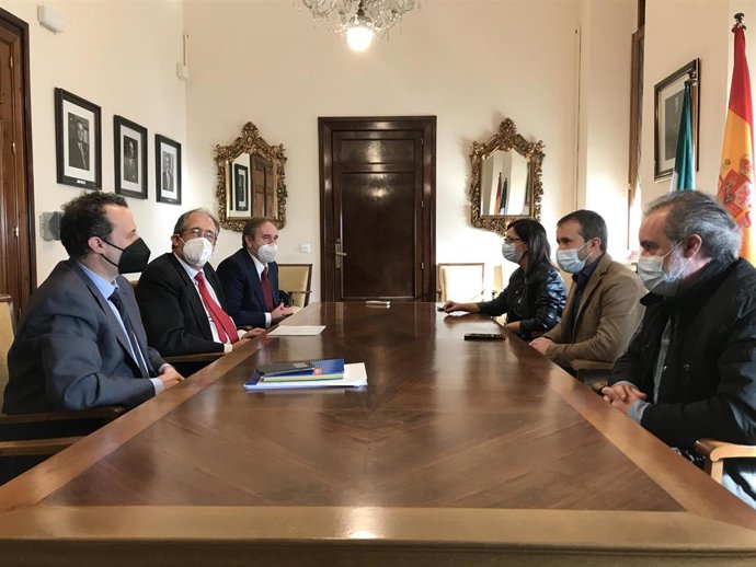 Reunión entre FCC y responsables municipales con el alcalde, Julio Millán, a la cabeza