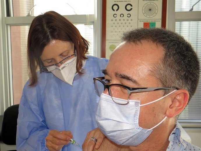 El consejero de Salud, Pablo Fernández Muñiz acude a la consulta de Salud Laboral del Centro de Salud de la Lila para vacunarse contra la gripe.