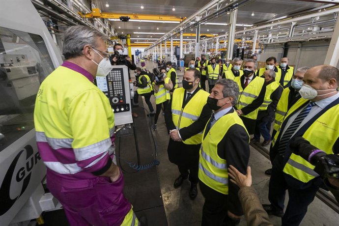 El ministro de Transportes, Movilidad y Agenda Urbana, José Luis Ábalos (3i), durante una visita a la Base de Mantenimiento Integral del Renfe, en Valladolid (España), a 17 de diciembre de 2020.