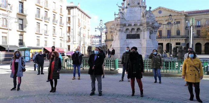 Unai Hualde (centro) acompañado por la nueva ejecutiva del PNV en Navarra