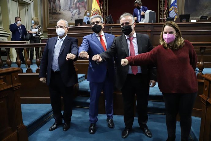 El portavoz de ASG, Casimiro Curbelo, el vicepresidente de Canarias, Román Rodríguez, el presidente, Ángel Víctor Torres, y la consejera de Derechos Sociales, Noemí Santana