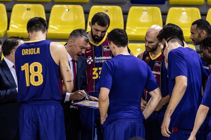 Sarunas Jasikevicius, Head coach of Fc Barcelona, Nikola Mirotic of Fc Barcelona and Nick Calathes of Fc Barcelona during the Liga Endesa ACB match between  Fc Barcelona and Coosur Real Betis at Palau Blaugrana on November 14, 2020 in Barcelona, Spain.