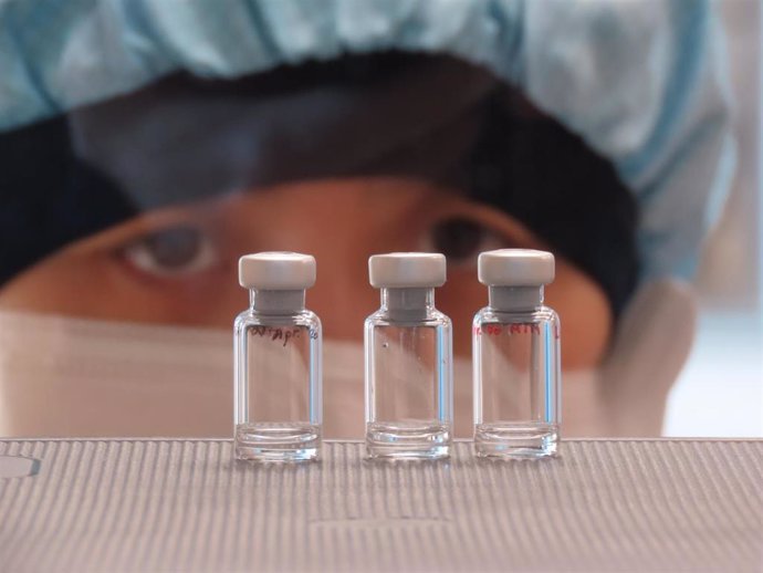 FILED - 23 November 2020, England, Oxford: An undated photo shows a scientist looking at medical vials at Oxford University.