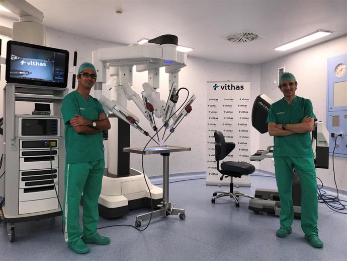 Doctores Ruibal y Medina con el robot Da Vinci