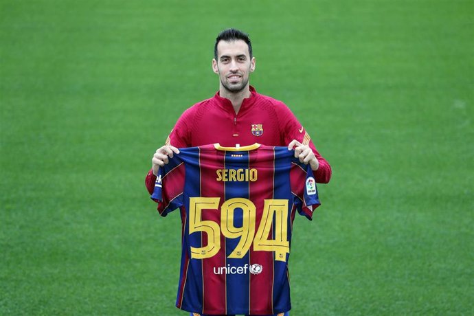 El jugador del FC Barcelona Sergio Busquets celebra alcanzar la cifra de 594 partidos oficiales con la camiseta blaugrana, cifra que le sitúa en la cuarta posición de jugadores con más duelos y con la que supera a Carles Puyol