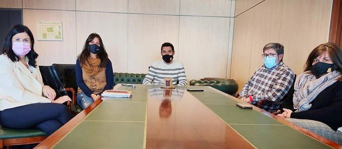 La secretaria general de CHA, Isabel Lasobras, en la reunión con el grupo municipal de La Muela.