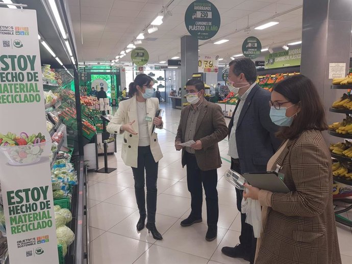 Visita a la tienda de Mercadona con estrategia para reducción del uso de plásticos