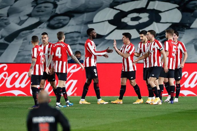 Iñaki Williams felicita a Ander Capa tras su gol ante el Real Madrid