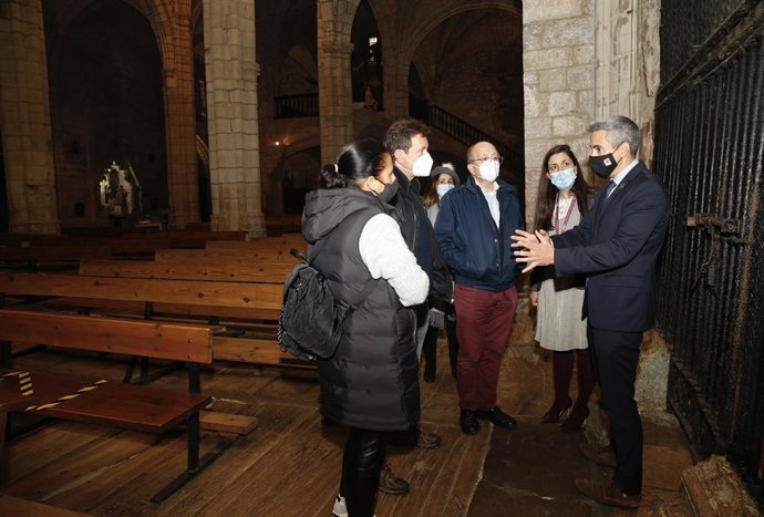 El vicepresidente Pablo Zuloaga en la Iglesia de Santa María de los Ángeles de San Vicente de la Barquera