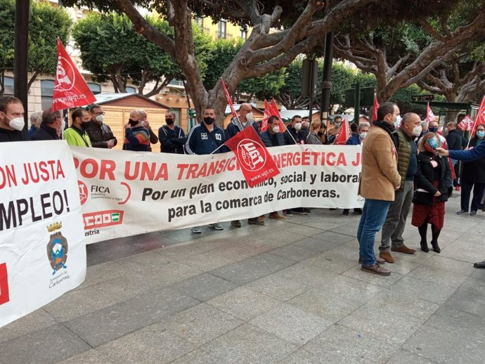 Concentración por una transición justa ante el cierre de la central de Carboneras (Almería)