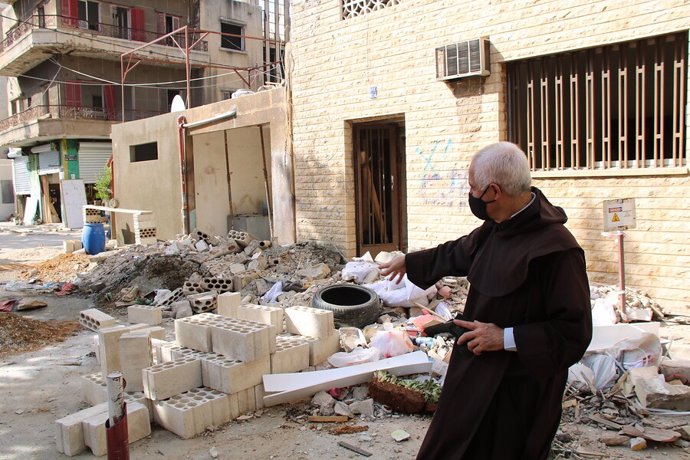 El padre Raymond Abdo entre los escombros en Beirut, provocados por la explosión de agosto de 2020.