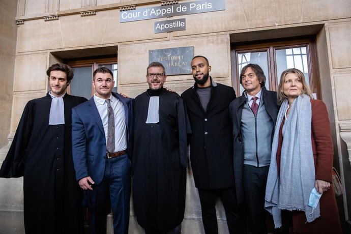 Alek Skarlatos y Anthony Sadler, los militares estadounidenses que evitaron el ataque en un tren Thalys en agosto de 2015 junto con abogados franceses