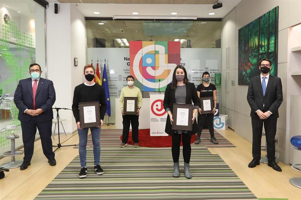 Javier Remirez y Carlos Amatriain (a los lados), con los premiados en los Galardones de Juventud 2020