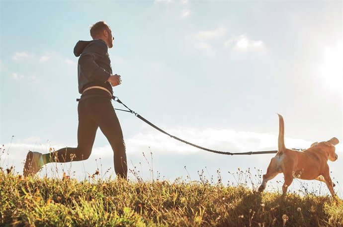 Deportista corriendo con su perro