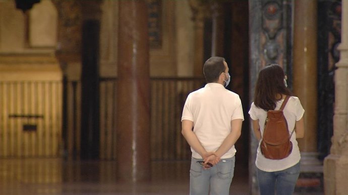 Dos turistas visitan la Mezquita-Catedral de Córdoba en tiempos de pandemia, en una imagen de archivo.