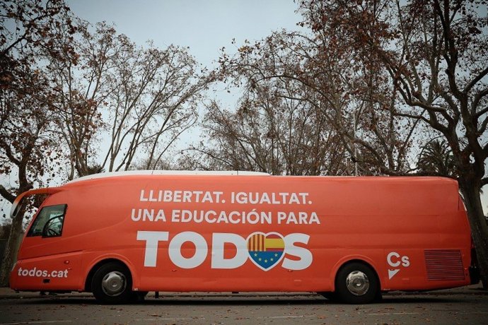 Bus de la campaña 'Tots' de Cs para reivindicar la convivencia entre catalanes.