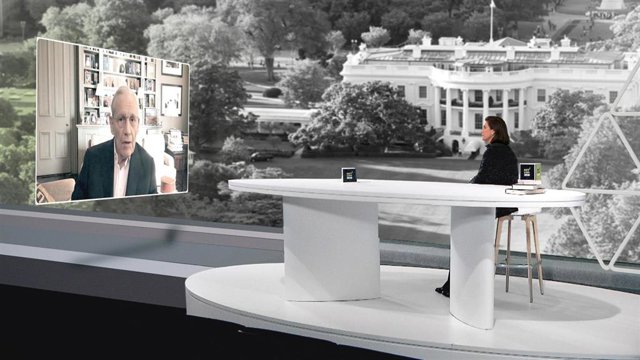 El periodista Bob Woodward en el Netcom 2020 de Dircom Catalunya junto a la presidenta de la entidad, María Luisa Martínez