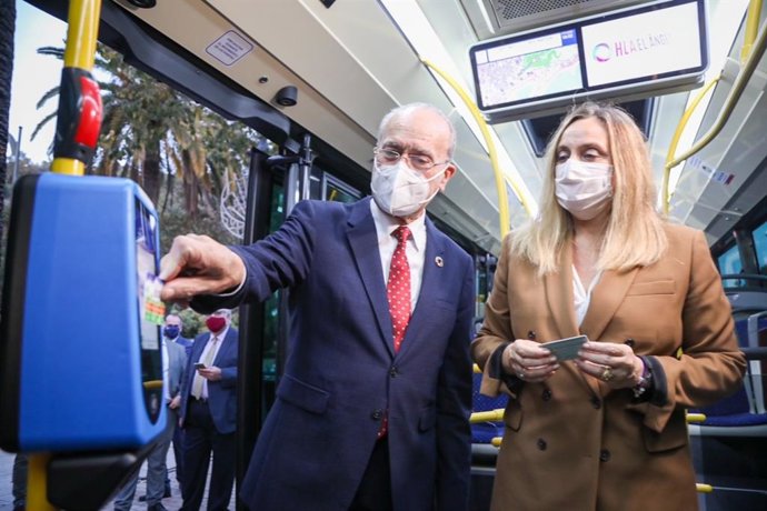 El alcalde de Málaga, Francisco de la Torre, y la consejera de Fomento, Marifrán Carazo