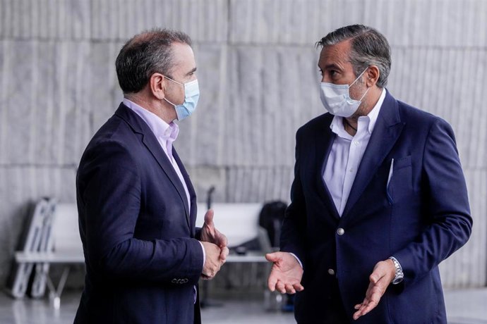 El delegado del Gobierno en Madrid, José Manuel Franco (i), y el consejero de Justicia, Interior y Víctimas, Enrique López, mantienen una conversación tras la reunión de coordinación en el ámbito del PLATERCAM, en Pozuelo de Alarcón, Madrid, (España), a