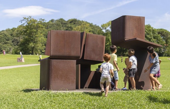 Niños en Chillida Leku