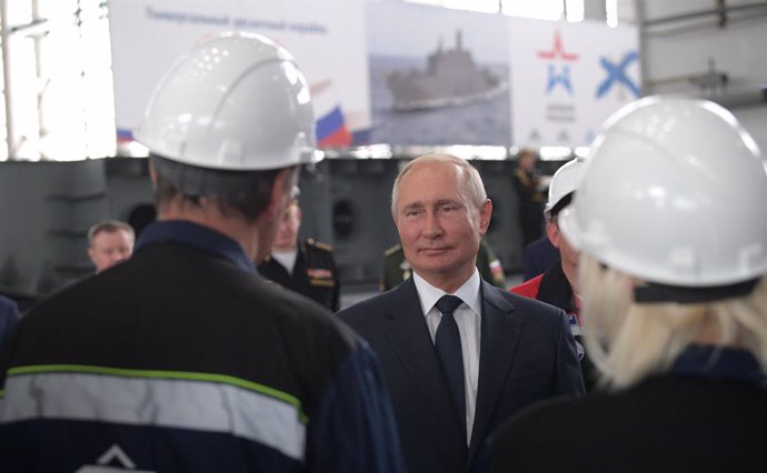 HANDOUT - 20 July 2020, ---, Crimea: Russian President Vladimir Putin (C) speaks with employees of the Kerch's Zaliv shipyard during his trip to Crimea. Photo: -/Kremlin/dpa - ATTENTION: editorial use only and only if the credit mentioned above is refer