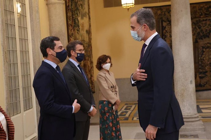 Juanma Moreno, con el rey Felipe VI, en la reunión del patronato de la Fundación pro-RAE