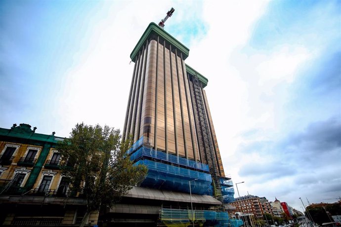 Un andamio en la fachada y una grúa en la parte de arriba de las emblemáticas Torres Colón.