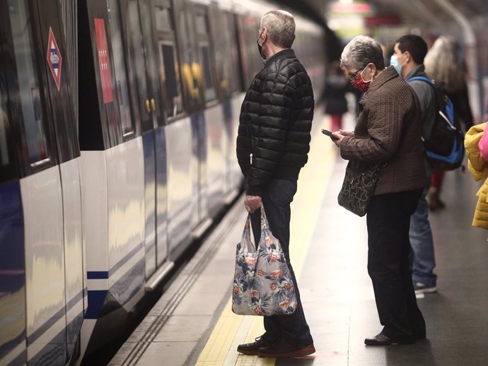 Pasajeros en el metro de Oporto, Madrid (España), a 17 de noviembre de 2020.
