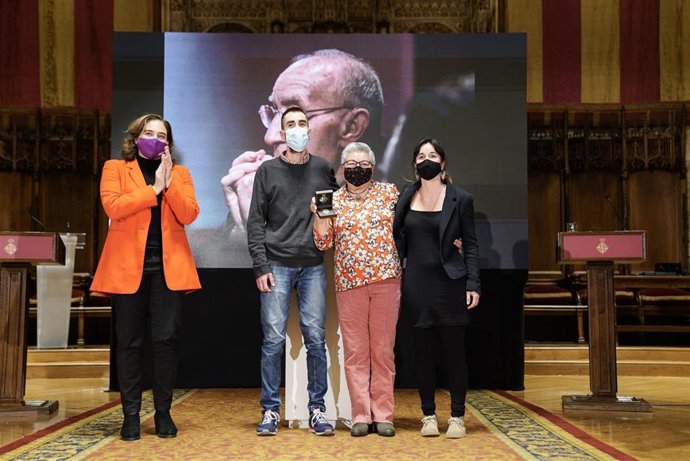 Colau reconoce el trabajo de Amicals de Ravensbrück y Mauthausen y de Lluís Martí Bielsa