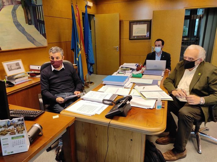 El consejero Alejandro Calvo y miembros de su departamento participan en la reunión telemática del patronato del Parque Nacional de Picos de Europa