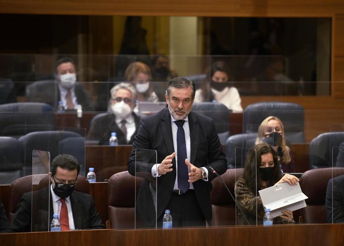 El consejero madrileño de Justicia, Interior y Víctimas, Enrique López, interviene durante una sesión plenaria en la Asamblea de Madrid (España), a 10 de diciembre de 2020. Durante el pleno, el Ejecutivo madrileño contestará, entre otras cuestiones, a p