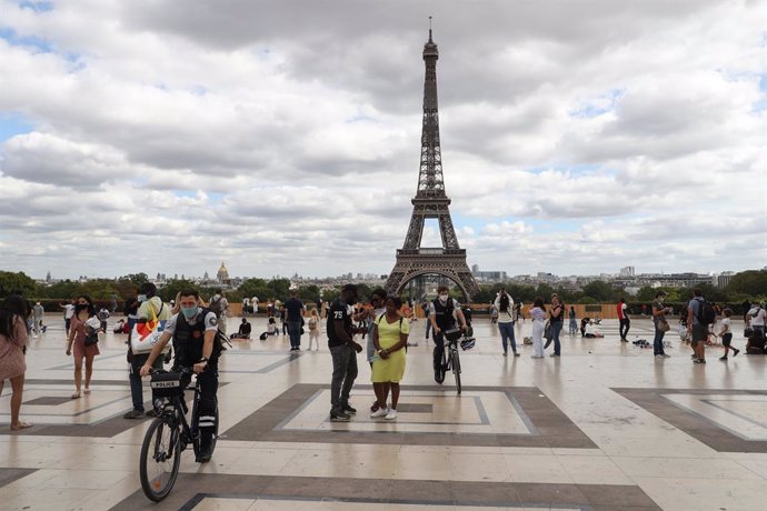 Personas en la capital de París, Francia, durante la pandemia de coronavirus