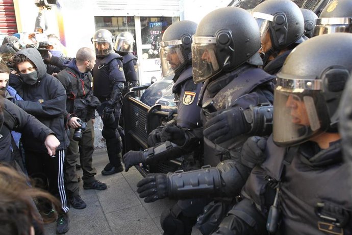 Activistas de la plataforma 'Stop Desahucios' se manifiestan en la calle Argumosa de Madrid ante la previsión de varios desahucios